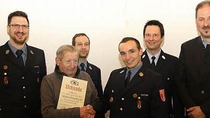 Ehrungen bei der Feuerwehr Stöppach (von links): Markus Fleischmann, Manfred Engelhardt (60-jährige Mitgliedschaft), Kommandant Jens Golle, Vorsitzender Steffen Reißenweber, Kreisbrandmeister Krischa Heym und Zweiter Bürgermeister Frank Weber  Foto: Michael Stelzner