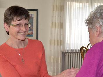 Elisabeth Wehner besucht einmal pro Woche ihre Ursula (Name geändert) und verbringt einfach Zeit mit ihr. Heutzutage ist das nicht mehr selbstverständlich, aber möglich. Foto: Kathrin Kupka-Hahn