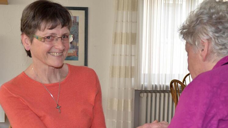 Elisabeth Wehner besucht einmal pro Woche ihre Ursula (Name geändert) und verbringt einfach Zeit mit ihr. Heutzutage ist das nicht mehr selbstverständlich, aber möglich. Foto: Kathrin Kupka-Hahn