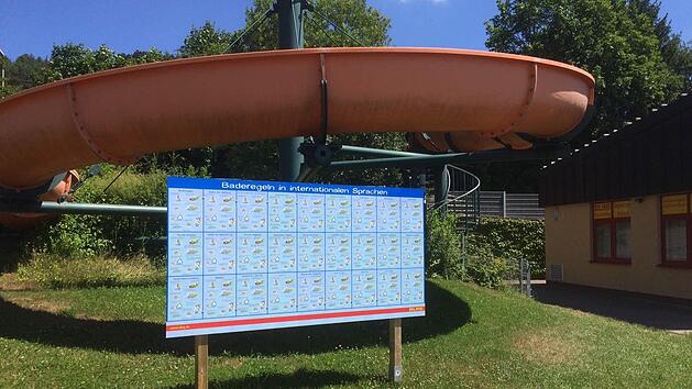 Die Baderegeln sind an der Rutsche im Crana Mare zu finden. Foto: Stadt Kronach