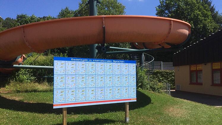 Die Baderegeln sind an der Rutsche im Crana Mare zu finden. Foto: Stadt Kronach