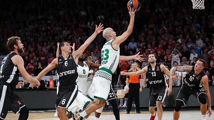 Nick Calathes erzielt den Gamewinner.