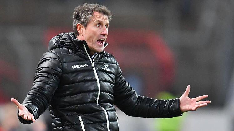 Janos Radoki ist nicht weiter Trainer des Zweitligisten SpVgg Greuther Fürth. Foto: Uwe Anspach / dpa