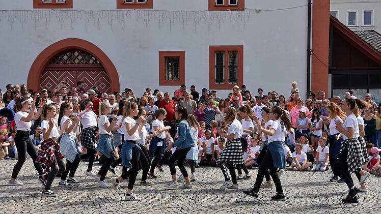 Zum Programm des Frühjahrsmarktes zählten auch wieder Auftritte der "Dance Crew Fit 4 life" unter der Leitung von Christina Neumer und Carolin Bittner auf dem mit Besuchern angefüllten Marktplatz. Im Bild die "Funnies".Ulrike Langer