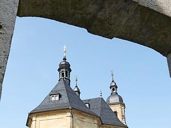 Der Dreifaltigkeitsaltar der Basilika in G&ouml;&szlig;weinstein (rechts die Basilika von au&szlig;en). Fotos: Manfred Welker & Barbara Herbst