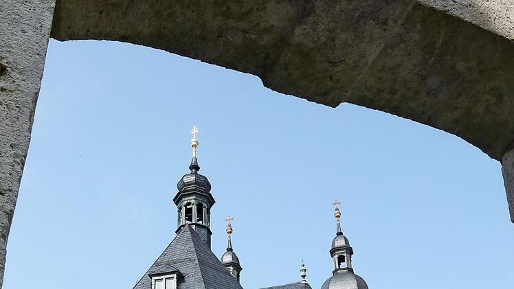 Der Dreifaltigkeitsaltar der Basilika in Gößweinstein (rechts die Basilika von außen). Fotos: Manfred Welker & Barbara Herbst