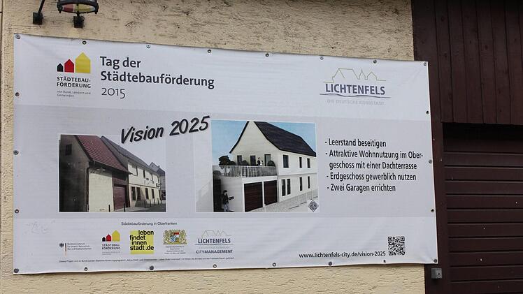 Das Banner der "Vision 2025" vom Tag der Städtebauförderung 2015 ist immer noch am Haus Judengasse 2 zu sehen. Jetzt wird die Idee umgesetzt.