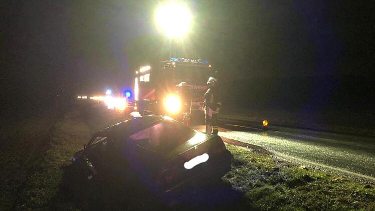 Zwei Autos landeten nach einem Zusammenstoß im Graben.    Foto: Richard Sänger