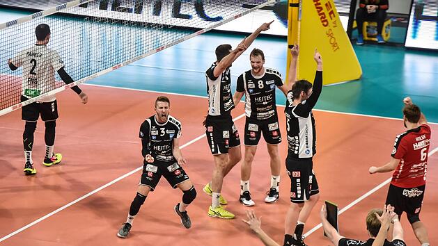 Nicht nur die Fans, auch die Eltmanner Spieler um Johnny Engel m&uuml;ssen im Heimspiel gegen den SV Schwaig alles geben. Foto: Ryan Evans