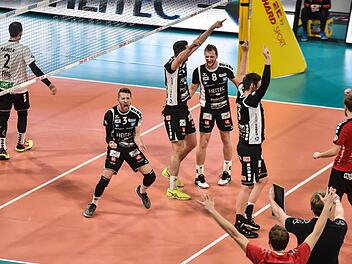 Nicht nur die Fans, auch die Eltmanner Spieler um Johnny Engel m&uuml;ssen im Heimspiel gegen den SV Schwaig alles geben. Foto: Ryan Evans