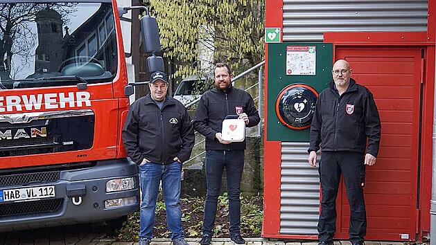 Am Feuerwehrhaus am Dorfplatz in V&ouml;lkersleier h&auml;ngt jetzt ein Defibrillator. Unser Foto zeigt (von links) Vorsitzenden Detlef Selbert, den 2. Kommandanten Uwe Kaiser und Kommandant Florian Hluchy.