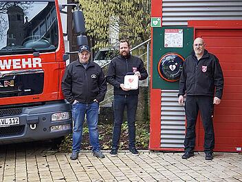 Am Feuerwehrhaus am Dorfplatz in Völkersleier hängt jetzt ein Defibrillator. Unser Foto zeigt (von links) Vorsitzenden Detlef Selbert, den 2. Kommandanten Uwe Kaiser und Kommandant Florian Hluchy.