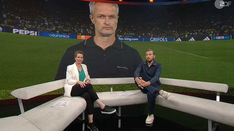 Nach dem Spiel: Der Bundestrainer (Mitte) reagiert schmallippig.