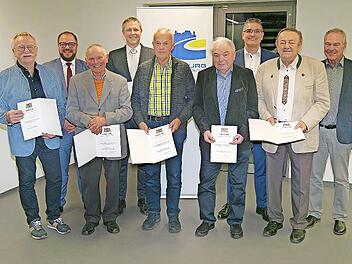 Sie engagieren sich, damit die Strukturen in den Kommunen funktionieren: (von links) Gerhard Baudler, Sebastian Straubel, Heinz Knoch, Marco Steiner, Ulrich Eckardt, Heinz Eichhorn, Christian Gunsenheimer, Gerhard Dressel und Neustadts Oberbürgerm...