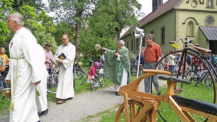 Pfarrer Albin Lieblein erteilt den Fahrrädern den kirchlichen Segen.