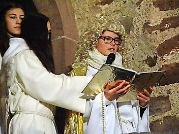 Christkind Lea Brandenstein mit den beiden Engeln Chiara Brandenstein und Annalena Desch beim Prolog und anschließend in der Wehrkirche