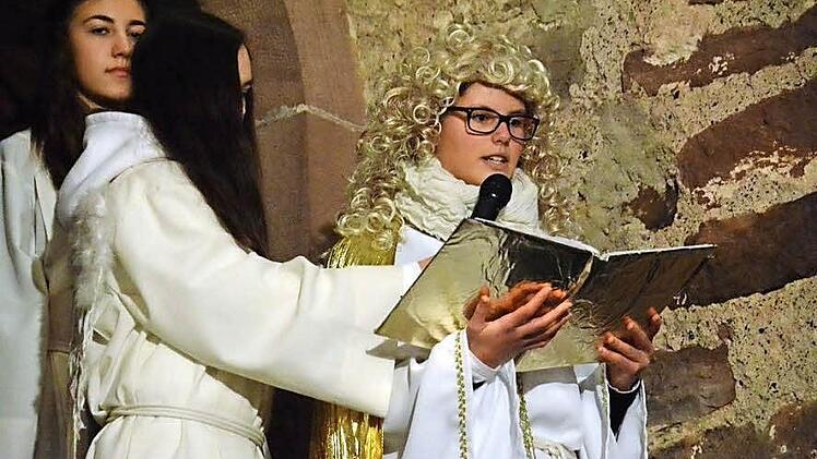 Christkind Lea Brandenstein mit den beiden Engeln Chiara Brandenstein und Annalena Desch beim Prolog und anschließend in der Wehrkirche