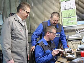 Für Dietmar Löffler (rechts) kam die Auszeichnung von Gerresheimer Tettau einer der Top Arbeitgeber Deutschlands nicht überraschend. Mit im Bild: Personalleiter Ingbert Löffler und (links) und Stefan Franke (Mitte). Foto: Veronika Schadeck
