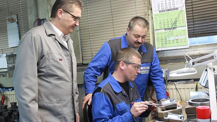 Für Dietmar Löffler (rechts) kam die Auszeichnung von Gerresheimer Tettau einer der Top Arbeitgeber Deutschlands nicht überraschend. Mit im Bild: Personalleiter Ingbert Löffler und (links) und Stefan Franke (Mitte). Foto: Veronika Schadeck