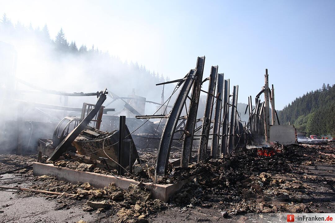 Tagbilder: Katastrophenfall nach Grossbrand ausgerufen - Zweistelliger Millionenschaden - Loeschhubschrauber im Einsatz