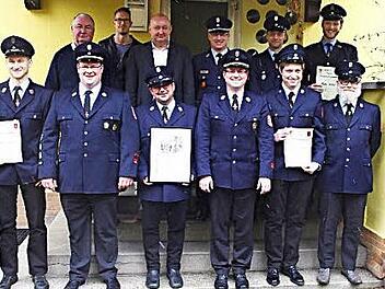 Auf dem Bild sind die Beförderten und Ausgezeichneten mit der Führungsmannschaft zu sehen.  Foto: Queck