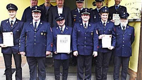 Auf dem Bild sind die Beförderten und Ausgezeichneten mit der Führungsmannschaft zu sehen.  Foto: Queck