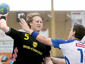 Abwehrspezialist Markus Hagelin agierte am gegnerischen Kreis noch etwas glücklos und konnte sich beim 32:23-Sieg gegen den TV Hüttenberg nicht in die Torschützenliste der Coburger eintragen. Foto: Helfried Schmidt