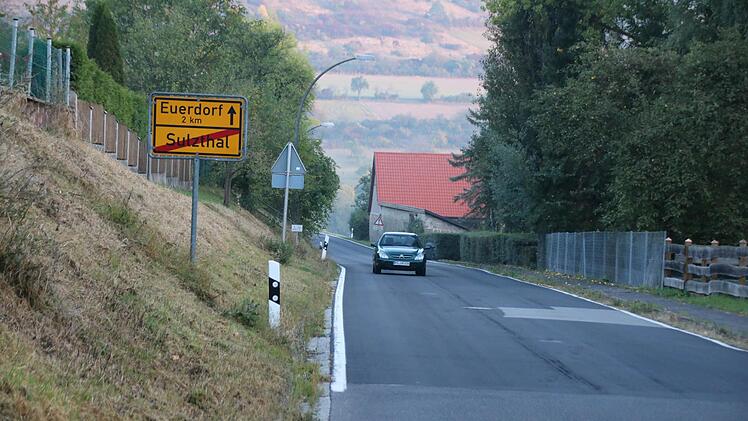 Am Ortsausgang Sulzthal scheitert der Ausbau an Grundstücksverhandlungen.  Fotos: Ralf Ruppert