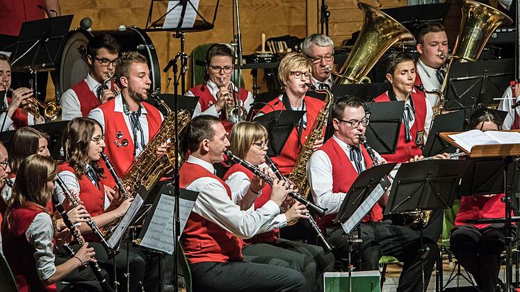 Unter der Leitung von Lena Wegener beeindruckte der Musikverein Rödental beim Weihnachtskonzert in der Franz-Goebel-Halle. Foto: Jochen Berger