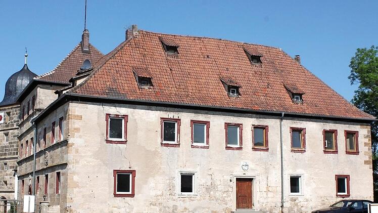 Sauberes Umfeld, solide Außenmauern: das Redwitzer Schloss vom Gutshof aus gesehen Foto: Popp