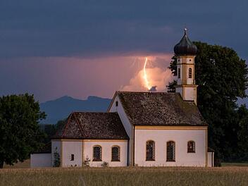 Am Sonntag wird es erneut Gewitter über Franken geben, die örtlich auch unwetterartig ausfallen können. Noch schlimmer allerdings könnte es am Montag werden. Symbolfoto: Lino Mirgeler/dpa