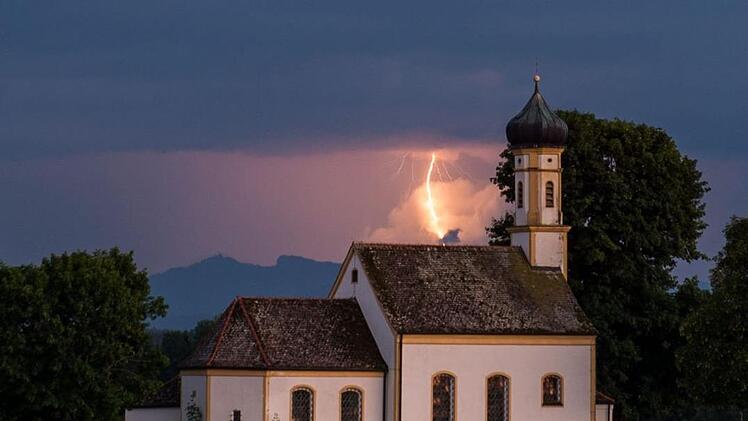 Am Sonntag wird es erneut Gewitter über Franken geben, die örtlich auch unwetterartig ausfallen können. Noch schlimmer allerdings könnte es am Montag werden. Symbolfoto: Lino Mirgeler/dpa