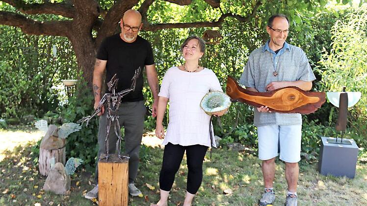 Ralf Röhner (l.), Sabine Nein und Martin Rothenbucher zeigten in Hemhofen ihre Werke. Foto: Johanna Blum