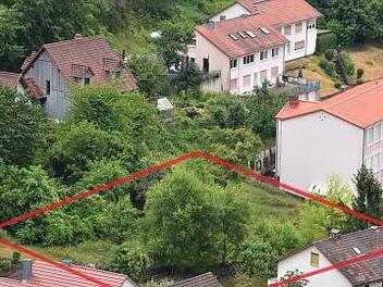 Auf dieser Fläche soll der neue Kindergarten in Ramsthal entstehen. Rechts davon ist das Haus "erLebenskunst" zu sehen. Foto: Lomb/Archiv