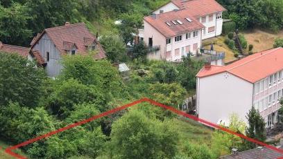Auf dieser Fläche soll der neue Kindergarten in Ramsthal entstehen. Rechts davon ist das Haus "erLebenskunst" zu sehen. Foto: Lomb/Archiv