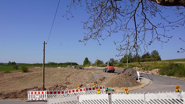 Die Erschlie&szlig;ungsarbeiten am Baugebiet "Am Hahn II" in Eltmann laufen derzeit nach Zeitplan. Sicherheitshalber wies die Baufirma jedoch darauf hin, dass es durch Corona eventuell zu Verz&ouml;gerungen kommen kann. Die Haupterschlie&szlig;ungsstra&szlig;e (rechts) ist bereits komplett fertiggestellt.