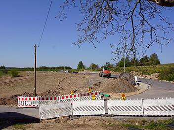 Die Erschließungsarbeiten am Baugebiet "Am Hahn II" in Eltmann laufen derzeit nach Zeitplan. Sicherheitshalber wies die Baufirma jedoch darauf hin, dass es durch Corona eventuell zu Verzögerungen kommen kann. Die Haupterschließungsstraße (rechts) ist bereits komplett fertiggestellt.