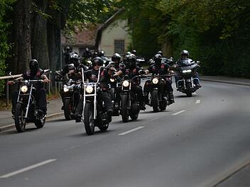 Abreise nach der Urnenbeisetzung: Mitglieder der Blood Red Section am Friedhofsberg in Kulmbach.Foto: Karl Heinz Weber