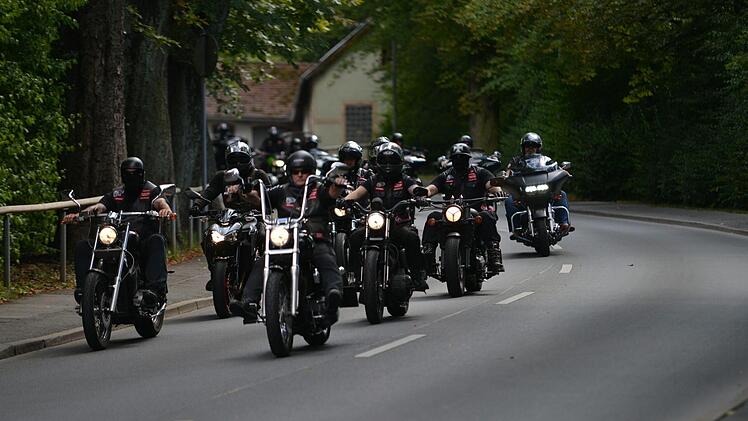 Abreise nach der Urnenbeisetzung: Mitglieder der Blood Red Section am Friedhofsberg in Kulmbach.Foto: Karl Heinz Weber