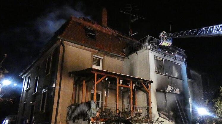 Von allen Seiten wurde der Brand bekämpft.