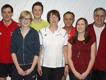 Die Kegler-Clubmeister und Erstplatzierten des TV Ebern, von links Steffen Hagel (Clubmeister), Kathleen Dürr (Dritte), Lukas Wolfschmitt (Dritter), Monika Drummer (Clubmeisterin), Alfred Schörner (Zweiter), Luisa Wolfschmitt (Zweite) und Sportwart Gerhard Suckert.
