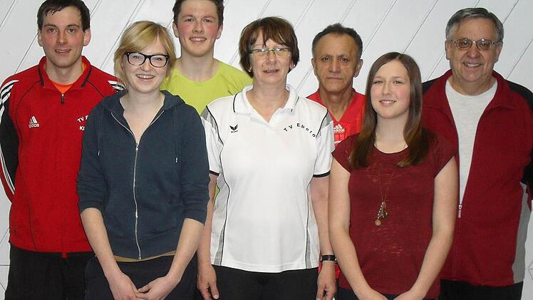 Die Kegler-Clubmeister und Erstplatzierten des TV Ebern, von links Steffen Hagel (Clubmeister), Kathleen Dürr (Dritte), Lukas Wolfschmitt (Dritter), Monika Drummer (Clubmeisterin), Alfred Schörner (Zweiter), Luisa Wolfschmitt (Zweite) und Sportwart Gerhard Suckert.