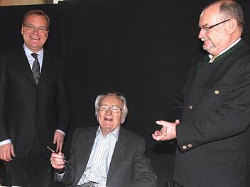 Als Zeichen höchster Wertschätzung: Bert Peßler trägt sich ins "Goldene Sportbuch" ein - sehr zur Freude von Oberbürgermeister Andreas Starke und Bürgermeister Werner Hipelius. Foto: Bertram Wagner