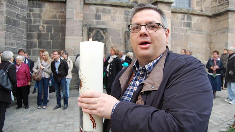 Sven Raitzig trug die Osterkerze in die Salvatorkirche.