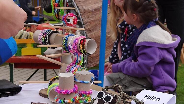 Zusammen mit den Kindern bastelte das Erzieherteam auch die trendigen Loop-Bänder und Stoffeulen. An diesem Herbstmarkt ging fast keiner der Gäste mit leeren Taschen nach Hause.