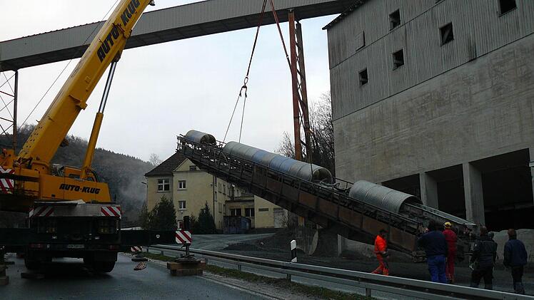 Der Autokran der Firma Klug aus Bindlach hat das in den Jahre gekommene alte Förderband am Haken. Foto: Klaus-Peter Wulf