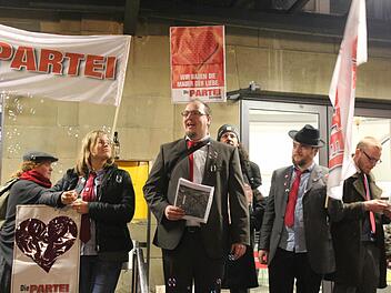 Tim Laufer (Mitte) hatte die Kundgebung am Coburger Bahnhof organisiert. Der Gestungshäuser wurde im Anschluss bei der Gründung des neuen Kreisverbands Coburg Stadt & Land zum Vorsitzenden gewählt. Foto: Simone Bastian