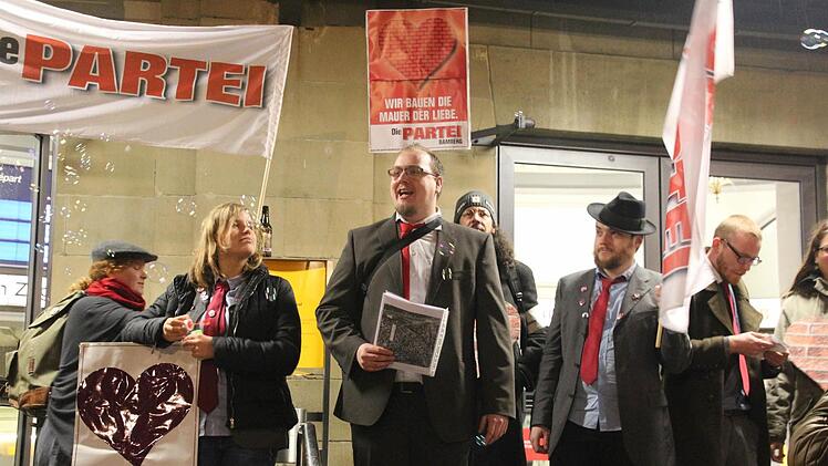 Tim Laufer (Mitte) hatte die Kundgebung am Coburger Bahnhof organisiert. Der Gestungshäuser wurde im Anschluss bei der Gründung des neuen Kreisverbands Coburg Stadt & Land zum Vorsitzenden gewählt. Foto: Simone Bastian