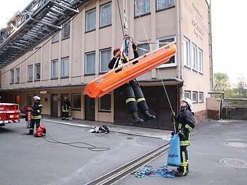 Nach der angenommenen Verpuffung gab es f&uuml;r die Kronacher Wehr viel zu tun. Foto: Stefan Wicklein