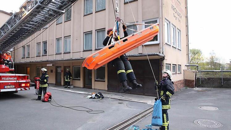 Nach der angenommenen Verpuffung gab es f&uuml;r die Kronacher Wehr viel zu tun. Foto: Stefan Wicklein
